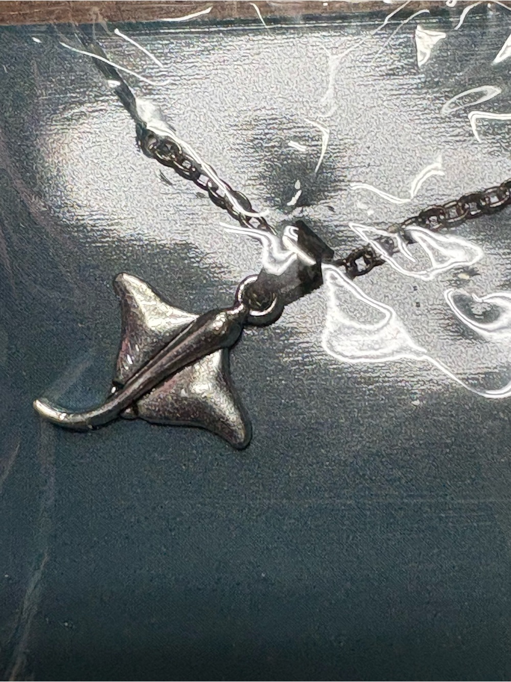 Lot of 10 Effy stingray silver tone necklaces, new in packaging - Picture 4 of 4